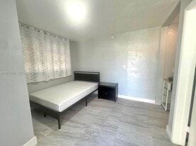 106 Harvard Rd in West Park, FL - Building Photo