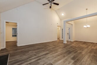 1427 Isleworth Cir in Atlanta, GA - Foto de edificio - Building Photo