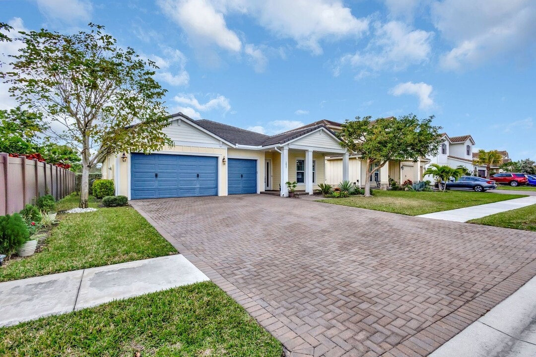 1031 Ember Ridge Run in Loxahatchee, FL - Building Photo