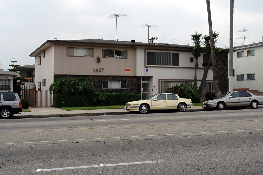 1327 Centinela Ave in Inglewood, CA - Foto de edificio