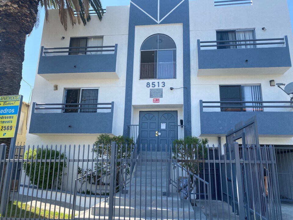 8513 Cedros Ave in Los Angeles, CA - Building Photo