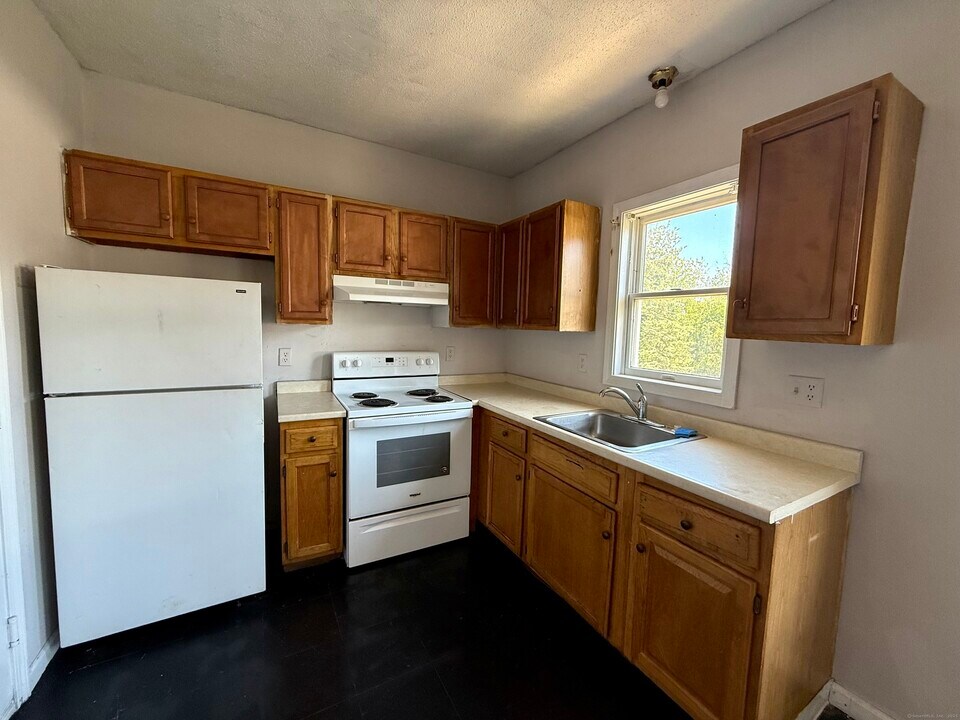 194 S Main St in New Britain, CT - Building Photo