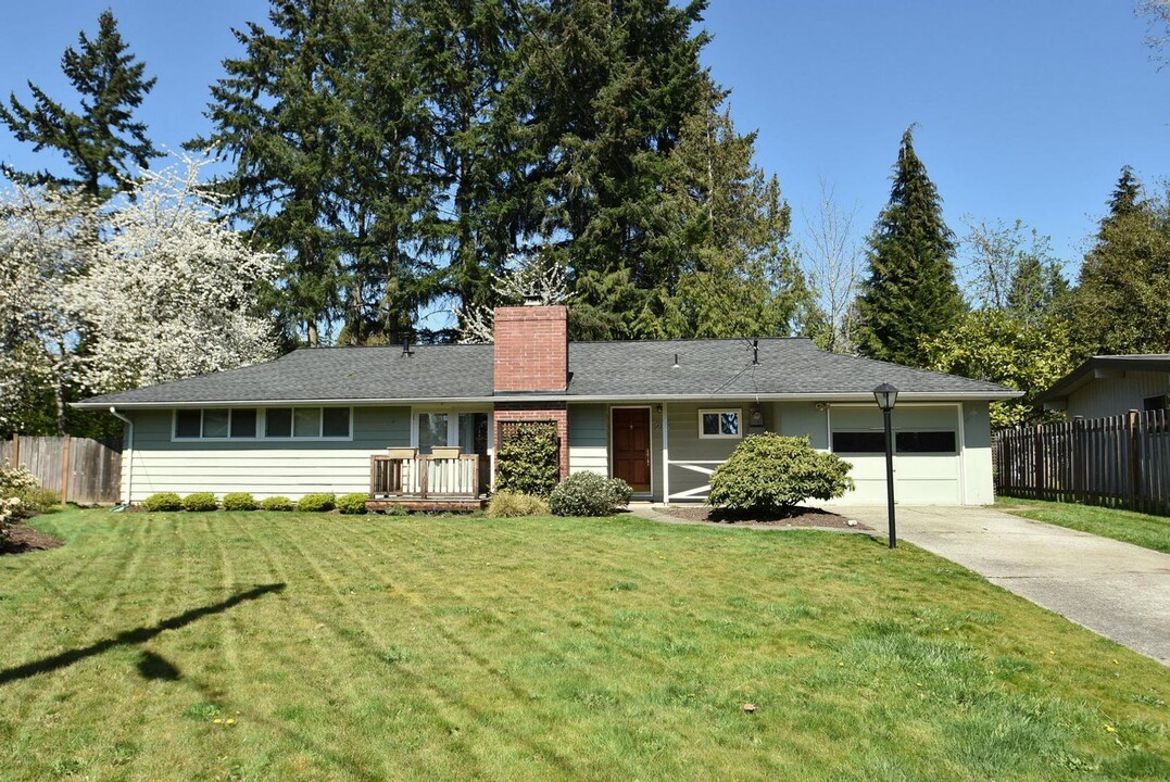 215 163rd Pl SE in Bellevue, WA - Building Photo