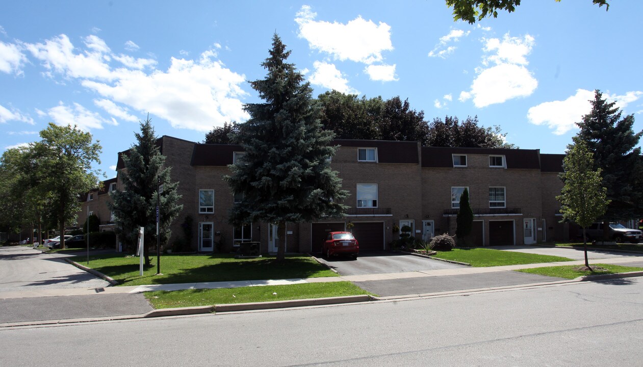 39 Lexington Ave in Toronto, ON - Building Photo