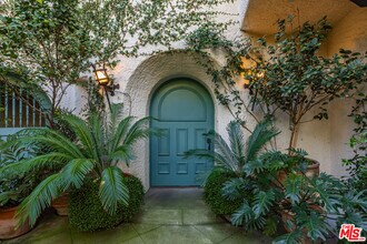 8440 Harold Way in Los Angeles, CA - Building Photo - Building Photo