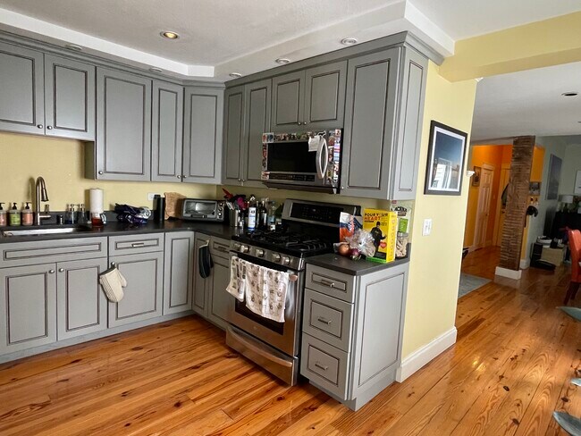 73 Spring St, Unit #1 in Cambridge, MA - Foto de edificio - Building Photo