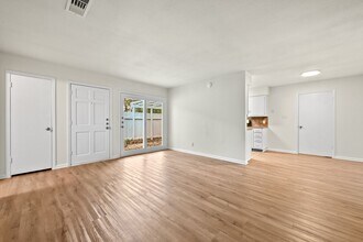 2210 Quarry Rd in Austin, TX - Foto de edificio - Building Photo