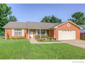 933 Macklyn Ln in Bartlesville, OK - Building Photo