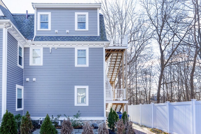 4 East St, Unit #3 in Danvers, MA - Foto de edificio - Building Photo