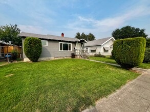 806 S 15th Ave in Yakima, WA - Building Photo - Building Photo