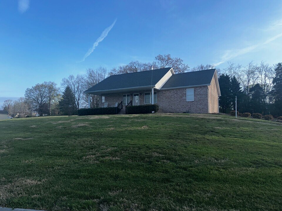 565 Baye Rd in Rutledge, TN - Building Photo