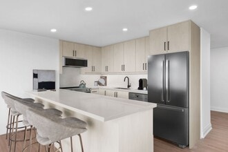 44 Charles West in Manulife Centre in Toronto, ON - Building Photo - Building Photo