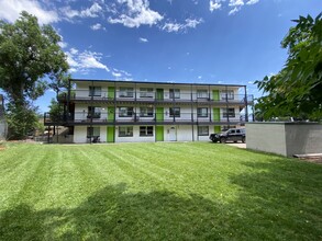 Turnpike Apartments in Westminster, CO - Foto de edificio - Primary Photo