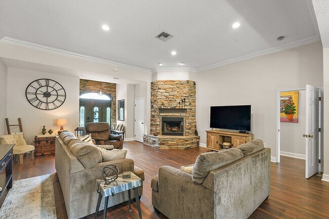 2115 Oak Leaf Cir in Mount Dora, FL - Building Photo - Building Photo