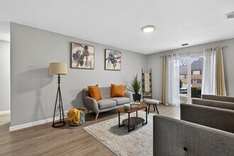 3 Louisburg Square in Nashua, NH - Building Photo - Building Photo