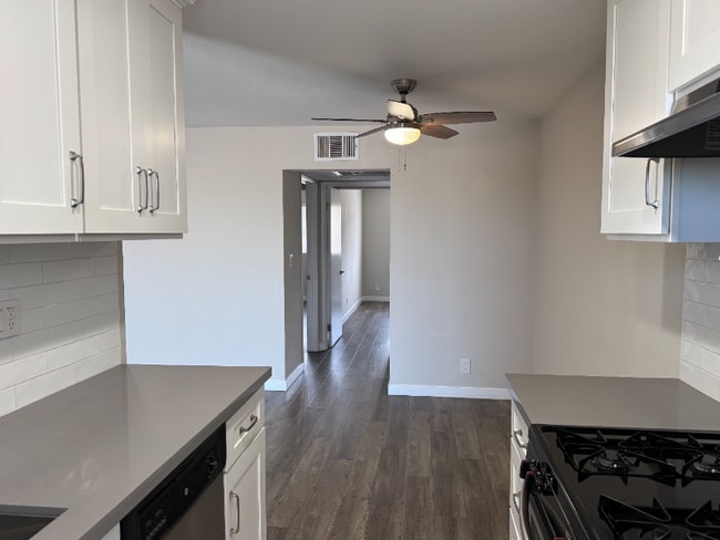 700 E Cedar Ave in Burbank, CA - Building Photo - Building Photo