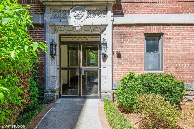 11 Alden Rd in Larchmont, NY - Foto de edificio - Building Photo