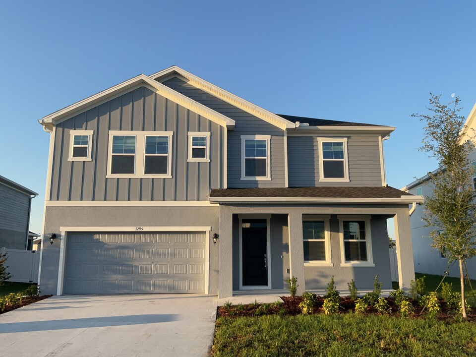 1295 Heavenly Dr in St. Cloud, FL - Building Photo