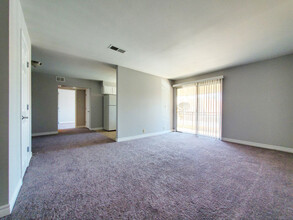 5061 River Glen Dr in Las Vegas, NV - Building Photo - Building Photo