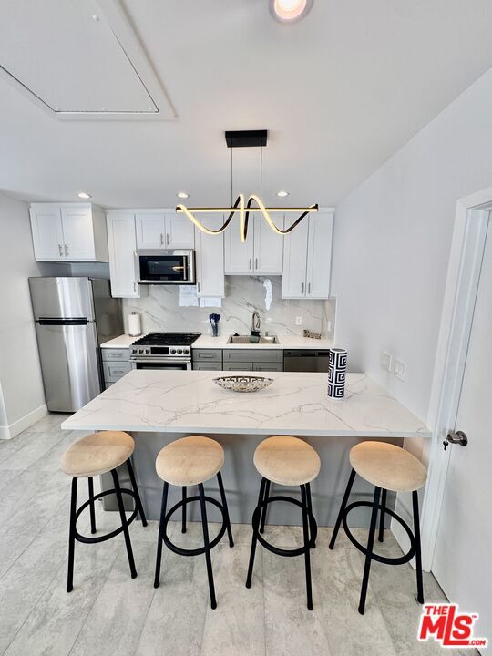 6821 Shoup Ave in Los Angeles, CA - Building Photo - Building Photo