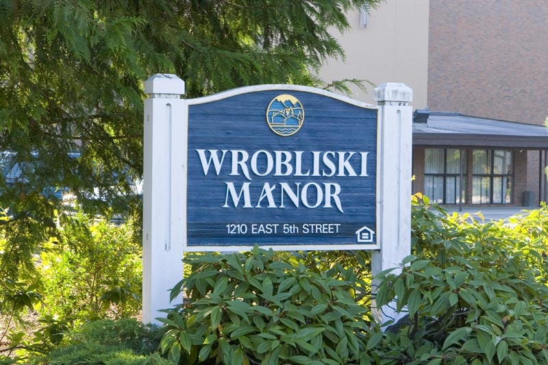 Wrobliski Manor in Arlington, WA - Building Photo