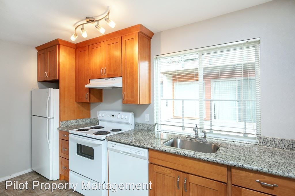 717 3rd Ave N in Seattle, WA - Building Photo