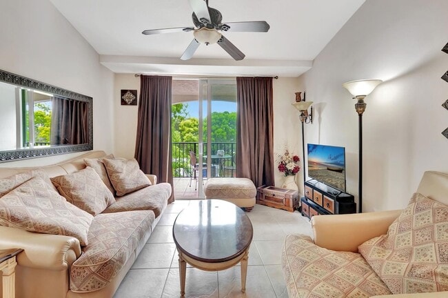 property at 923 Villa Cir