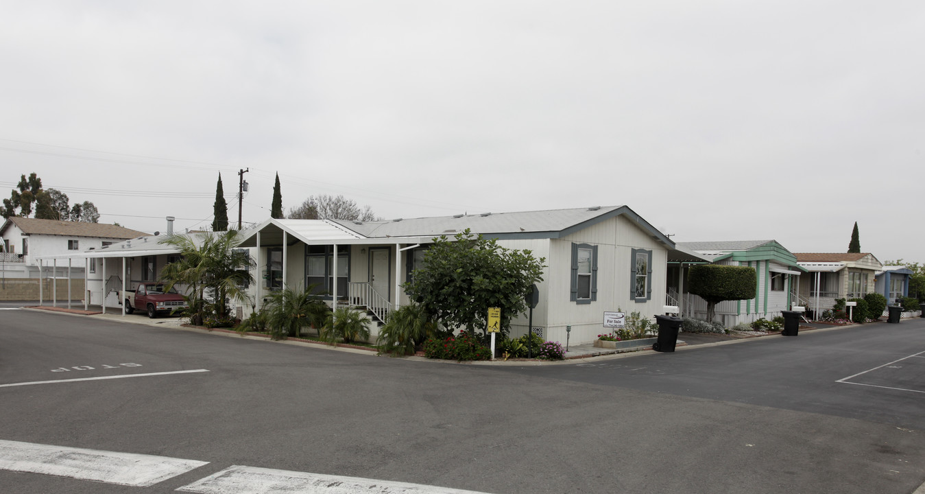 Del Este in Anaheim, CA - Foto de edificio