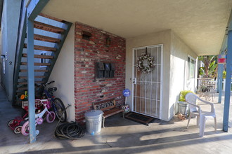 126 Dolphin Ave in Seal Beach, CA - Building Photo - Building Photo