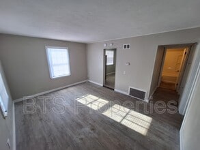 1627 N Valley Ave in Peoria, IL - Building Photo - Building Photo