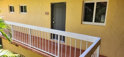 7805 Camino Real, Unit 217 in Miami, FL - Foto de edificio - Building Photo