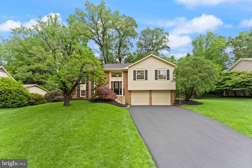2660 Oakton Glen Dr in Vienna, VA - Building Photo