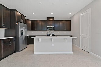 4331 Southern Vis Lp in St. Cloud, FL - Foto de edificio - Building Photo