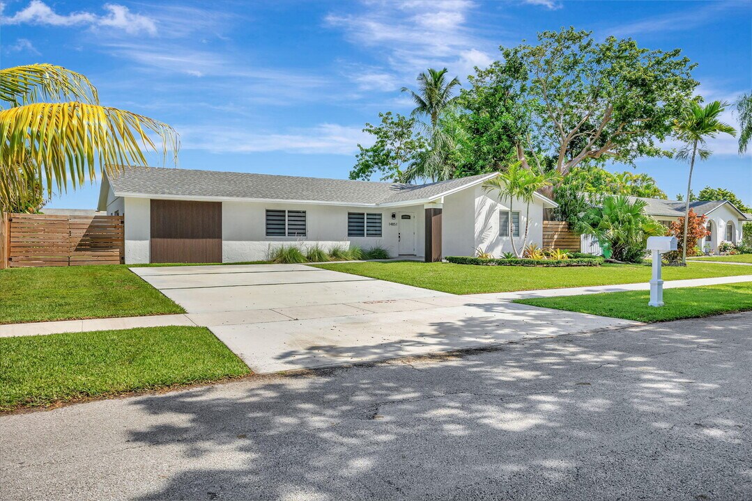 14851 SW 71st St in Miami, FL - Building Photo