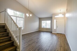 2531 W White Feather Ln in Phoenix, AZ - Foto de edificio - Building Photo