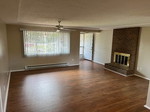 1975 SW 217th Ave in Aloha, OR - Foto de edificio - Building Photo