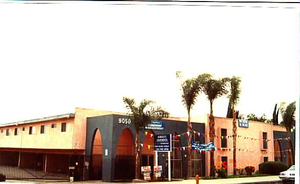 Collaro Apartment in Pico Rivera, CA - Foto de edificio