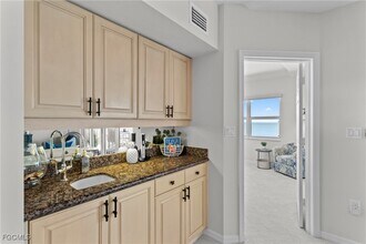 9577 Gulf Shore Dr in Naples, FL - Foto de edificio - Building Photo