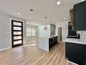 2444 Carmel St in Houston, TX - Foto de edificio - Building Photo