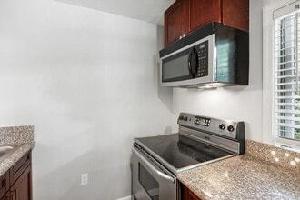 1268 Eastland Rd SE in Atlanta, GA - Foto de edificio - Building Photo