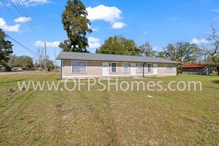 307 E Walnut Ave in Crestview, FL - Building Photo