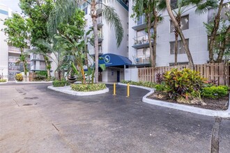 1740 NW N River Dr, Unit 212 in Miami, FL - Foto de edificio - Building Photo