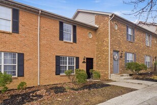 2906 Blairdon Cir in Lexington, KY - Building Photo