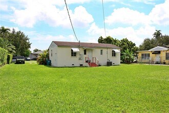2640 SW 79th Ave in Miami, FL - Building Photo - Building Photo
