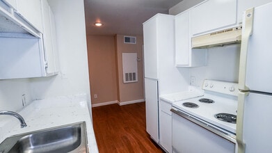 La Esencia Apartments in Houston, TX - Building Photo - Building Photo