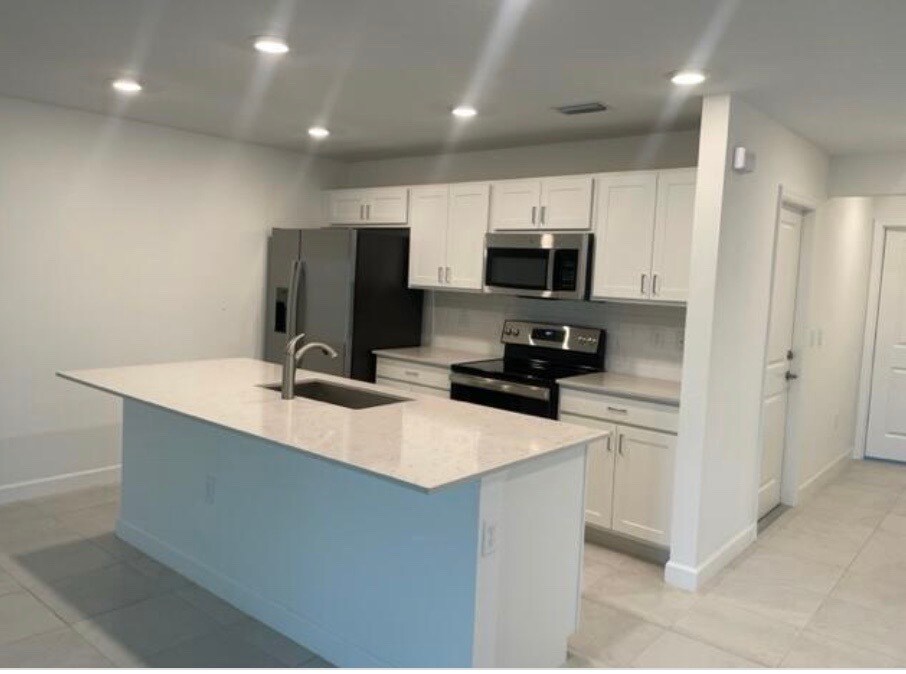 6737 Broadwater Ln in Greenacres, FL - Building Photo