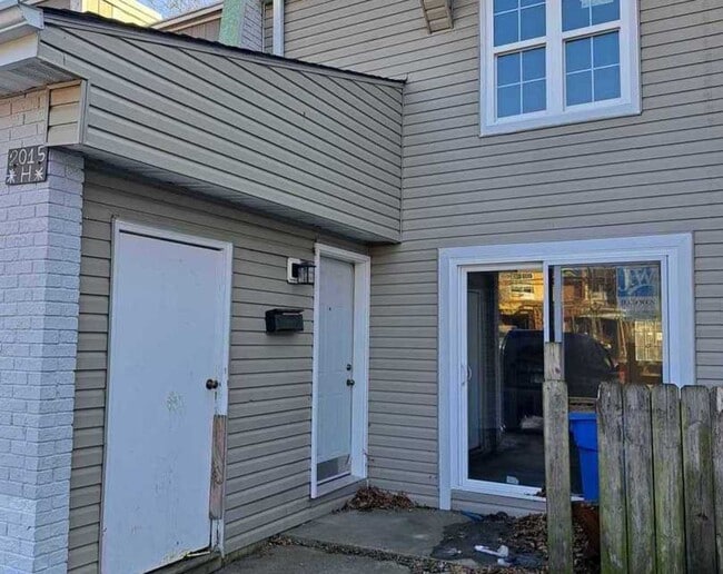 property at 2015 Berkshire Cir