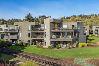 Willamette Shores Condominiums in Portland, OR - Building Photo - Building Photo