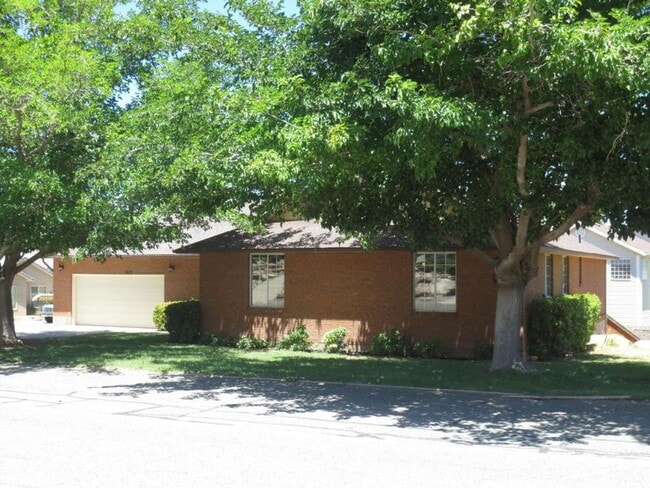 1025 E Fort Pierce Dr in Saint George, UT - Building Photo - Building Photo