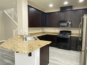 6142 Carter Caves Ave in Las Vegas, NV - Building Photo - Building Photo